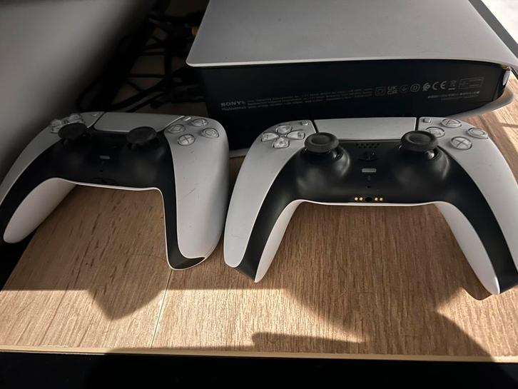 PS5 digital slim edition + 2 controllers - brand new!!, Games en Spelcomputers, Spelcomputers | Sony PlayStation 5, Nieuw, Playstation 5 Digital