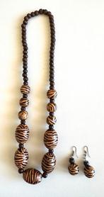 Antieke houten halsketting en oorbellen