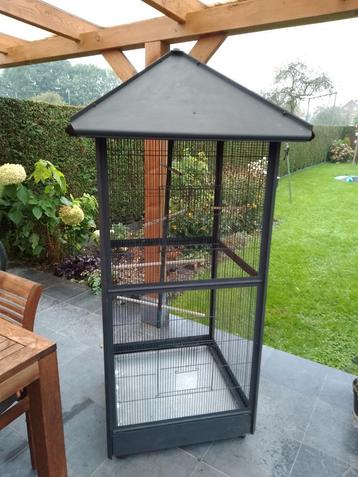 Cage à oiseaux H 200 cm, L 78 cm. disponible aux enchères