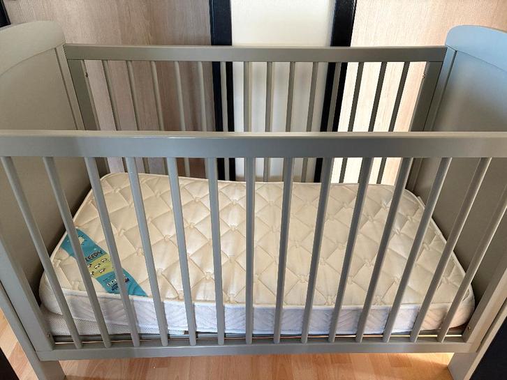 lit bébé + matelas + coussin inclinable + poss literie, Kinderen en Baby's, Babywiegjes en Ledikanten, Zo goed als nieuw, Ledikant