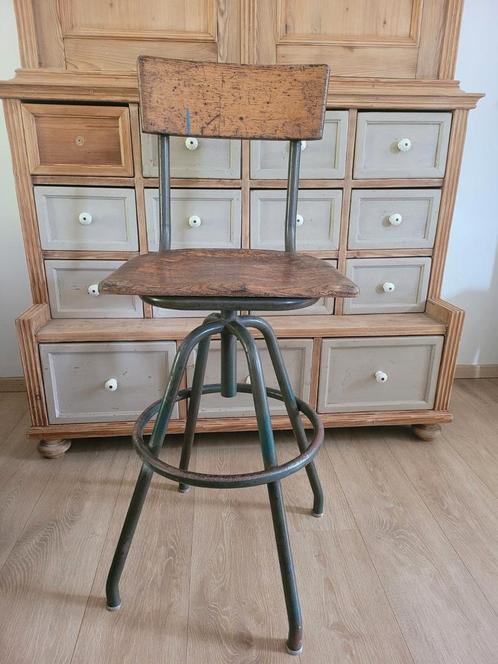 Oude industriële werkplaatskruk, Antiek en Kunst, Antiek | Meubels | Stoelen en Sofa's, Ophalen