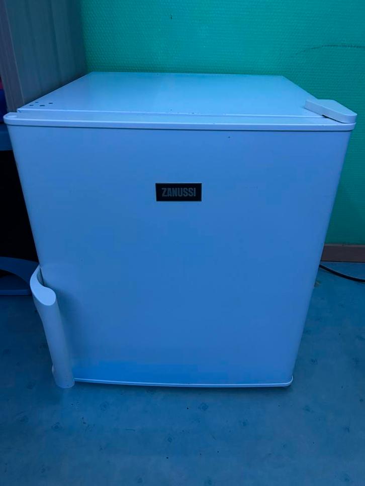 ZANUSSI mini frigo tekoop!, Elektronische apparatuur, Koelkasten en IJskasten, Nieuw, Met vriesvak, Minder dan 75 liter, Minder dan 85 cm