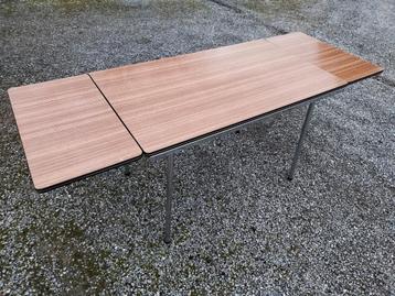 Table à manger Vintage en Formica avec rallonges disponible aux enchères