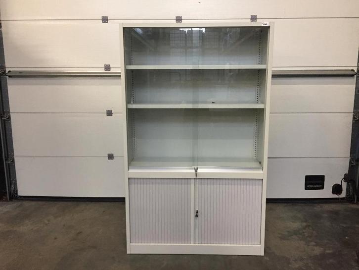 (96) Metalen vitrinekast met onderaan rolluiken, Huis en Inrichting, Kasten | Vitrinekasten, Zo goed als nieuw, Ophalen