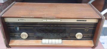 Antieke radio met lampen beschikbaar voor biedingen
