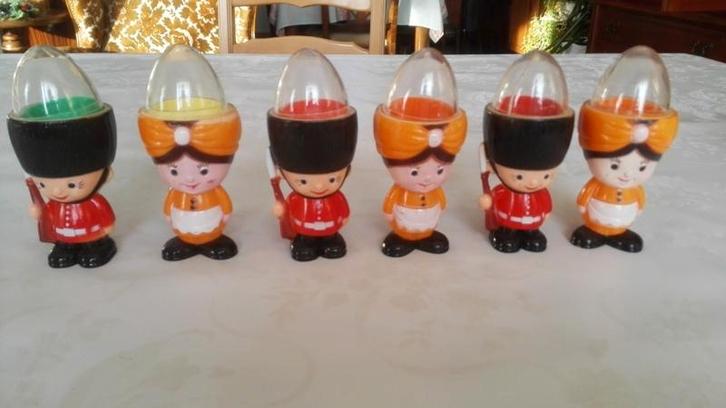 6 schattige eierdoppen in de vorm van soldaten – plastiek, Maison & Meubles, Cuisine | Vaisselle, Comme neuf, Autres types, Autres styles