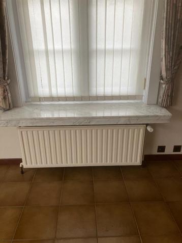 Venstertablet marmer beschikbaar voor biedingen