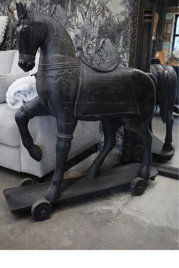 Groot houten paard (etalage materiaal beschikbaar voor biedingen
