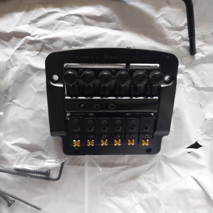Tremolo gitaar bridge en locking nut, black, nieuw, Muziek en Instrumenten, Snaarinstrumenten | Gitaren | Elektrisch, Nieuw, Solid body