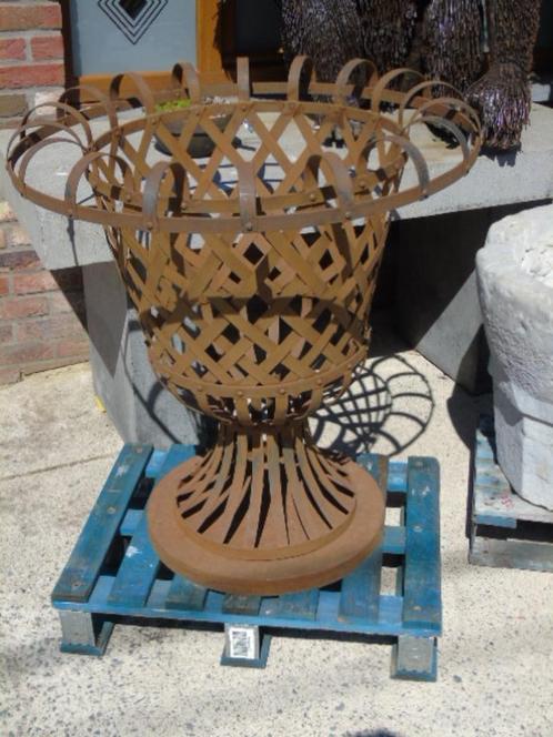 hoge roestige smeedijzeren plantenbak... XXL, Tuin en Terras, Tuinmeubel-accessoires, Nieuw, Ophalen