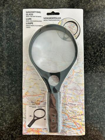 Perfect vergrootglas beschikbaar voor biedingen