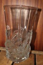 Glazen vaas vierkant met bloemmotief dik op de vaas, Overige kleuren, Ophalen of Verzenden, Minder dan 50 cm, Glas