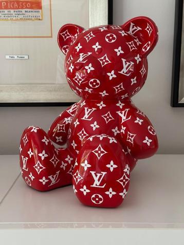 Teddybeer Zittend Hommage to Louis Vuitton Rood 34cm Pop Art beschikbaar voor biedingen
