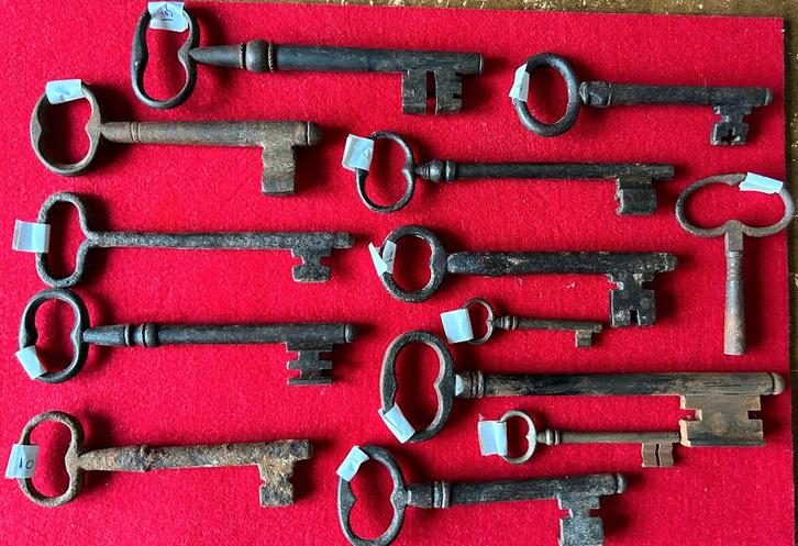 Lot de Clefs Anciennes du 18 et 19ème Siècle en Fer Forgé, Antiquités & Art, Antiquités | Outils & Instruments, Enlèvement ou Envoi