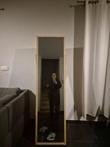  Grote rechthoekige spiegel — licht houten frame  beschikbaar voor biedingen