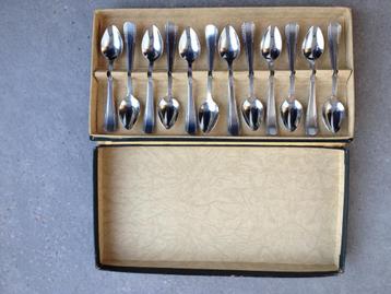 vintage bestekdoos met 12 koffielepeltjes / eierlepeltjes beschikbaar voor biedingen