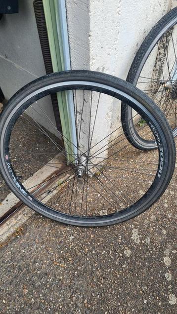 Voorwiel fiets 28 inch beschikbaar voor biedingen