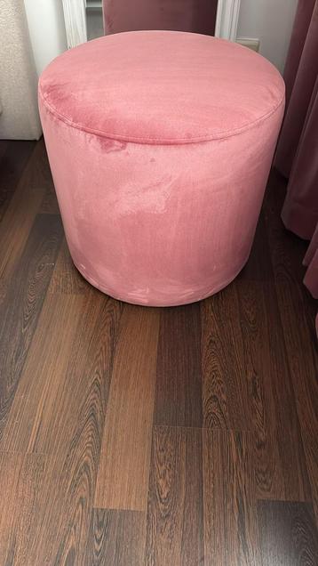 Roze poef beschikbaar voor biedingen