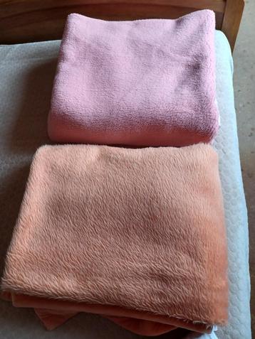 2 grote warme en zachte dekens in zeer goede staat beschikbaar voor biedingen