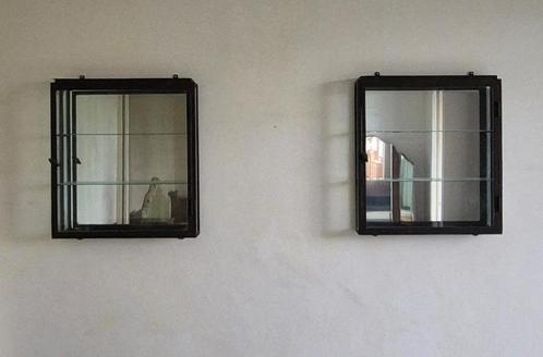 Une paire de vitrines murales en fer forgé des années 20, Huis en Inrichting, Kasten | Vitrinekasten, Glas, Metaal, Ophalen
