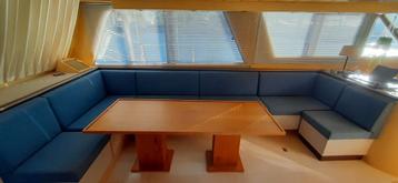 Zitbank en tafel beschikbaar voor biedingen