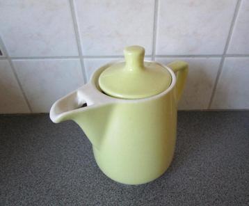 Cafetière vintage des années 70 en poterie jaune pastel