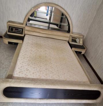 Chambre avec lit, coiffeuse et garde robe beschikbaar voor biedingen