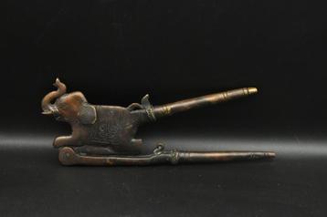 Oude bronzen notenkraker — olifantenpatroon — India beschikbaar voor biedingen