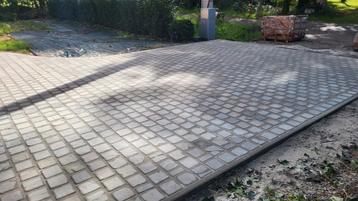 Plaatsen en leveren bestrating. beschikbaar voor biedingen