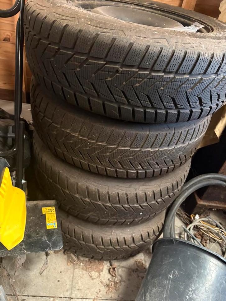 Set (bijna nieuwe) winterbanden op velg 215/65 R16 98H m+s, Auto diversen, Autosport-onderdelen, Zo goed als nieuw, Ophalen