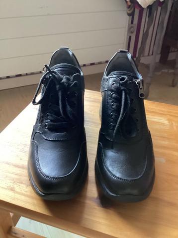 Zwarte sneakers „Nero Giardini” beschikbaar voor biedingen