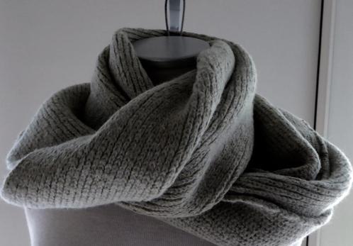 Zelf gebreide sjaal/ Nieuw, Kleding | Dames, Mutsen, Sjaals en Handschoenen, Zo goed als nieuw, Sjaal, Ophalen of Verzenden