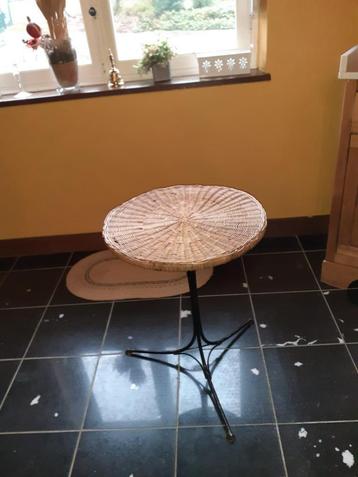 Petite table en osier avec pieds en fer, Enlèvement