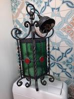 ANCIEN LUSTRE EN FER FORGE ET VITRAUX.  Plafonnier ancien, Enlèvement ou Envoi, Comme neuf, Verre, RUSTIQUE????baroque???