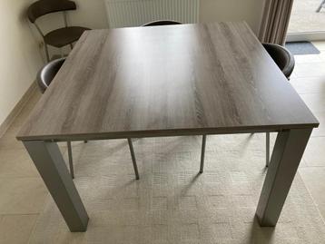 Uittrekbare eettafel beschikbaar voor biedingen