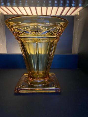 Massieve amberkleurige ART DECO vaas periode: 1920 - 1950 beschikbaar voor biedingen