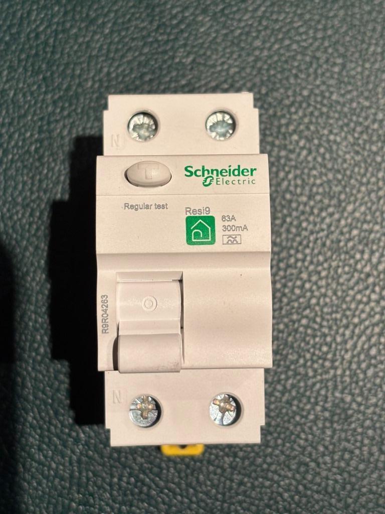 Interrupteur de courant de perte Schneider Resi9 63A, 300 mA, Bricolage & Construction, Électricité & Câbles, Comme neuf, Enlèvement