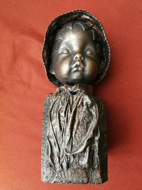 Beeld van een meisje in bronskleurige powertex, brons-look., Antiek en Kunst, Curiosa en Brocante, Ophalen of Verzenden