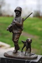 LE CHASSEUR ET SON CHIEN EN BRONZE SIGNE SUR SOCLE, Antiquités & Art, Enlèvement ou Envoi, Bronze