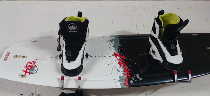 Wakeboard Liquid Force in nieuwstaat, Watersport en Boten, Wakeboarden, Zo goed als nieuw, Board en Schoenen, Ophalen