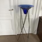 Staander met 1 vasque blauw glas en 1 in riet, Huis en Inrichting, Ophalen, Gebruikt