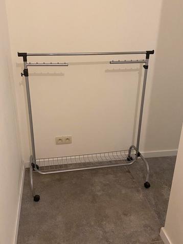 Kledingrek beschikbaar voor biedingen