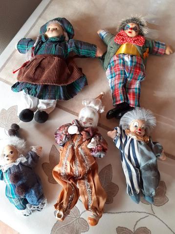 Oude poppen  beschikbaar voor biedingen