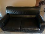 Zwarte leren sofa (MOET ZO SNEL MOGELIJK WEG), Huis en Inrichting, Ophalen, Gebruikt, Timeless, Tweepersoons