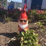 Kabouter met originele kleuren zwarte zonnebril deco, Tuin en Terras, Tuinbeelden, Ophalen of Verzenden, Nieuw, Kunststof, Tuinkabouter