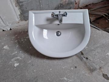 Gratis lavabo met kraan beschikbaar voor biedingen