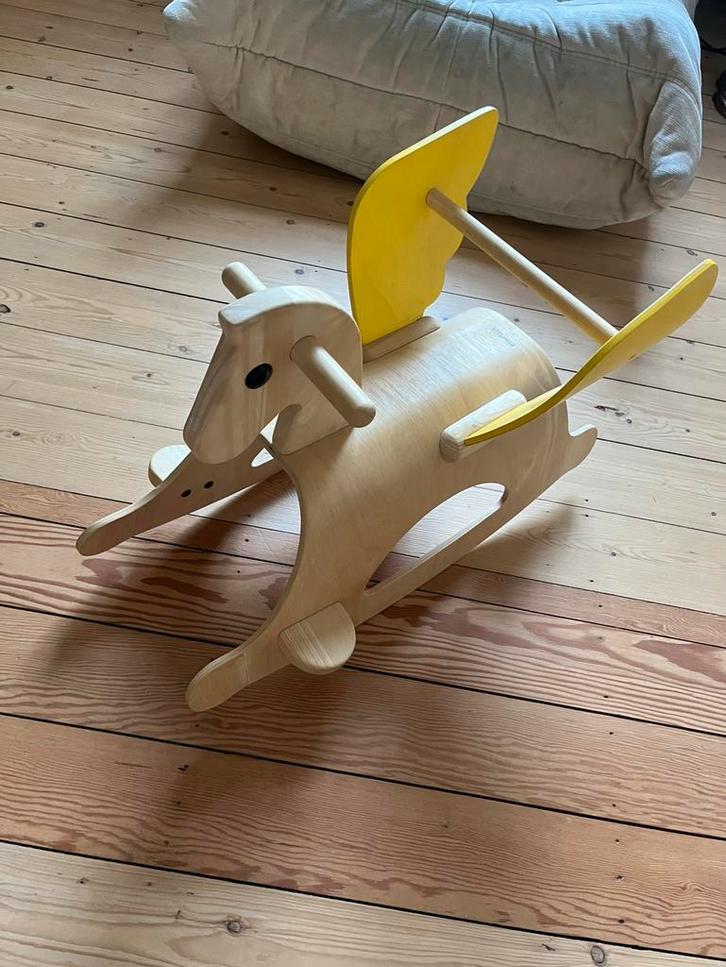Houten schommelpaard Plantoys, Kinderen en Baby's, Speelgoed | Houten speelgoed, Zo goed als nieuw, Rij- of Hobbelspeelgoed, Ophalen