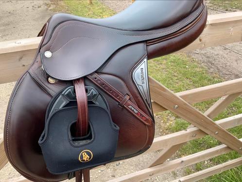 Equiline Nick Skelton springzadel 18 inch perfecte staat, Dieren en Toebehoren, Paarden en Pony's | Zadels, Zo goed als nieuw