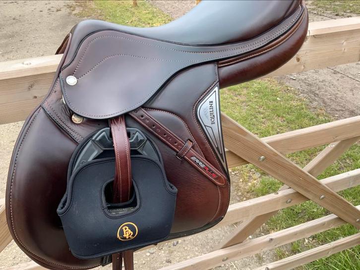 Equiline Nick Skelton springzadel 18 inch perfecte staat, Dieren en Toebehoren, Paarden en Pony's | Zadels, Zo goed als nieuw