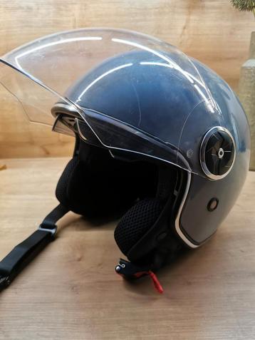 Helm met windscherm en zonnescherm.maat M.amper gebruikt. beschikbaar voor biedingen